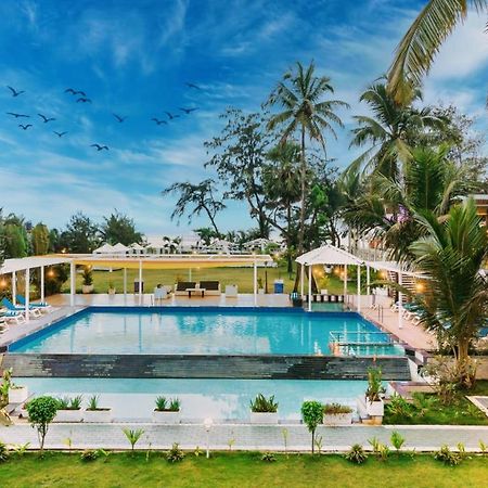 Foxoso La Beach Resort & Spa Олд Гоа Екстериор снимка
