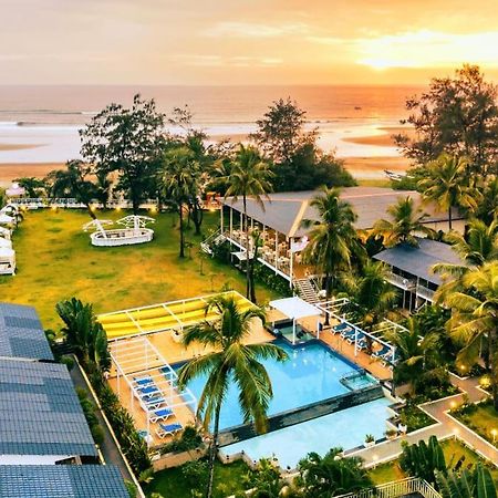 Foxoso La Beach Resort & Spa Олд Гоа Екстериор снимка