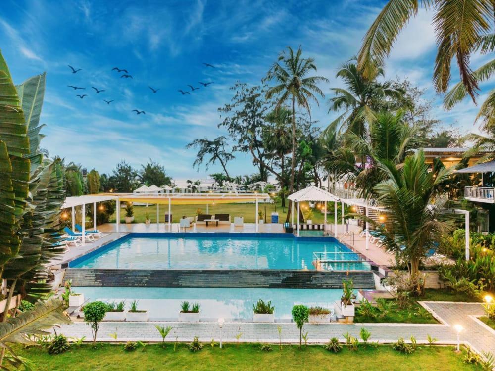 Foxoso La Beach Resort & Spa Олд Гоа Екстериор снимка