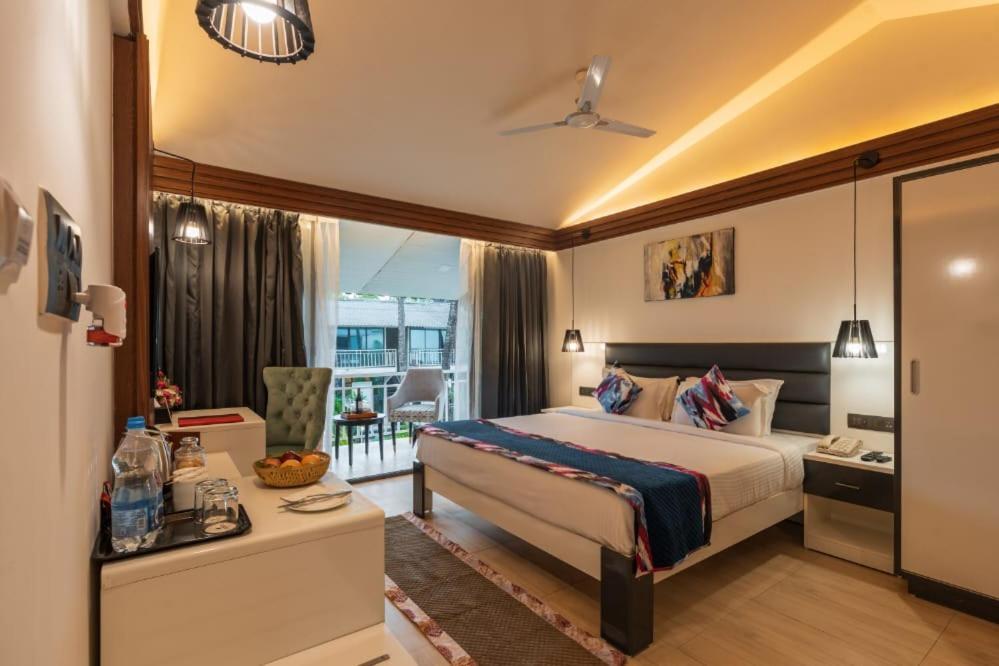 Foxoso La Beach Resort & Spa Олд Гоа Екстериор снимка