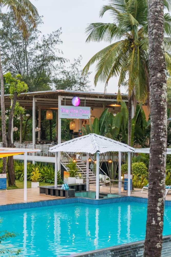 Foxoso La Beach Resort & Spa Олд Гоа Екстериор снимка