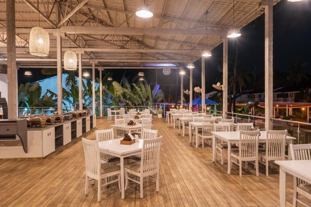 Foxoso La Beach Resort & Spa Олд Гоа Екстериор снимка