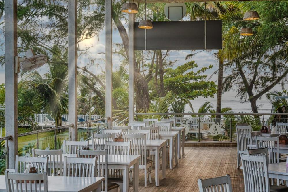Foxoso La Beach Resort & Spa Олд Гоа Екстериор снимка