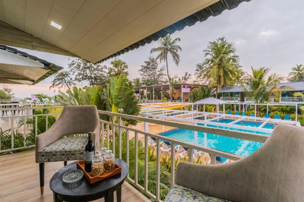 Foxoso La Beach Resort & Spa Олд Гоа Екстериор снимка