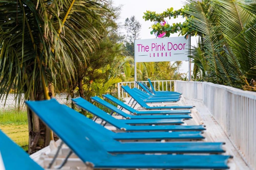 Foxoso La Beach Resort & Spa Олд Гоа Екстериор снимка