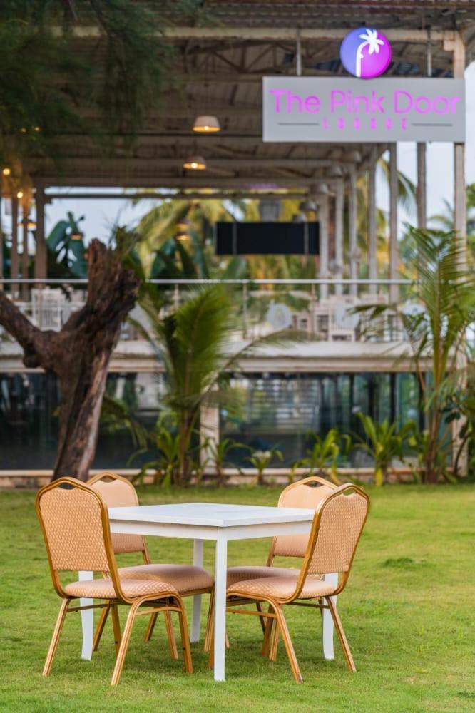 Foxoso La Beach Resort & Spa Олд Гоа Екстериор снимка