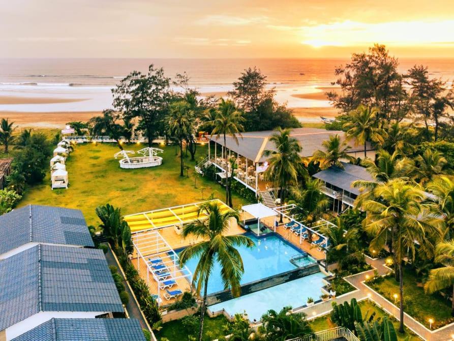 Foxoso La Beach Resort & Spa Олд Гоа Екстериор снимка